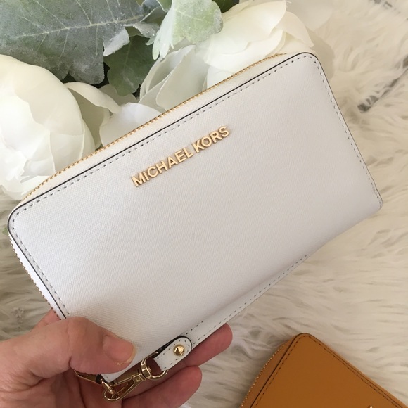 Michael Kors Handbags - Last one✨Michael Kors flat phone wallet wristlet